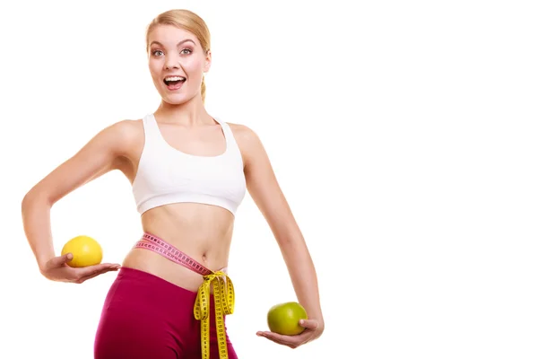 Mulher sorridente com toranjas fita métrica . — Fotografia de Stock