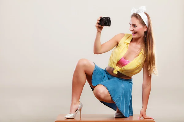 Pin up girl woman taking photo with camera. — Stock Photo, Image