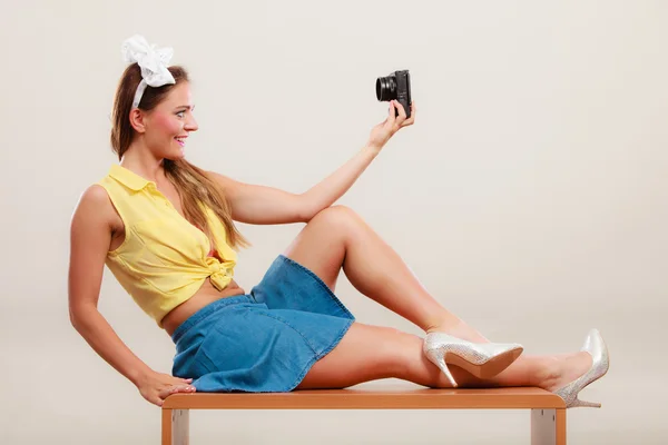 Pin-up Mädchen Frau macht Selfie-Foto mit Kamera. — Stockfoto