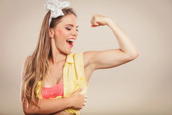 Glücklich hübsch pin up Mädchen zeigt Muskeln. — Stockfoto