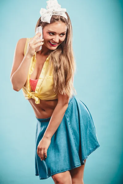 Retro pin-up girl talar — Stockfoto