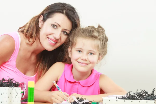 Mãe ajudando filha com lição de casa — Fotografia de Stock