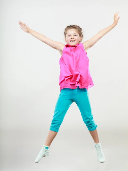 興奮して幸せな小さな女の子子供の喜びのためにジャンプ. — ストック写真