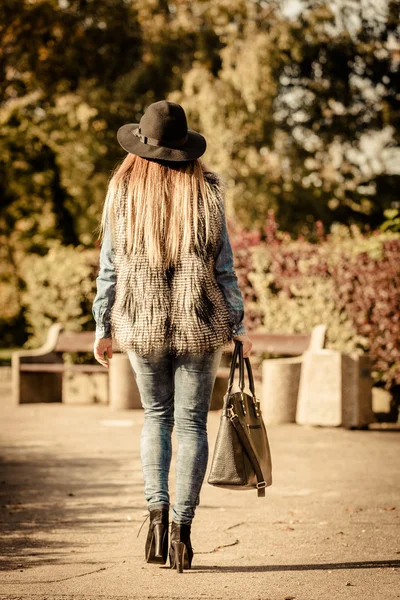 Vista trasera de la mujer con estilo en el aire —  Fotos de Stock