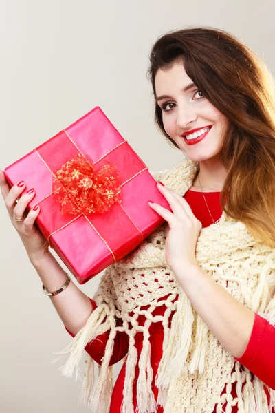 Женщина держит подарочную коробку . — стоковое фото