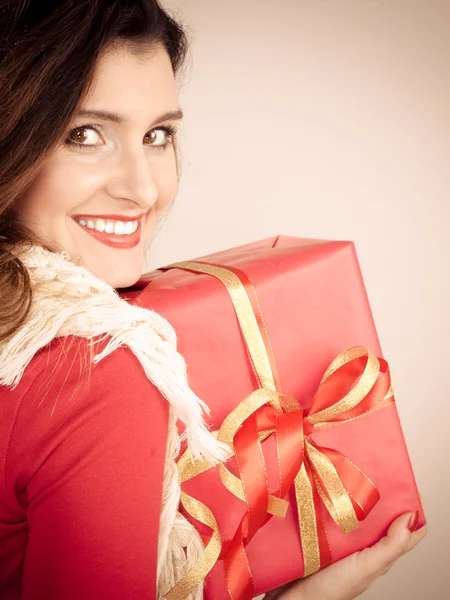 Vrouw met doos van de gift. — Stockfoto