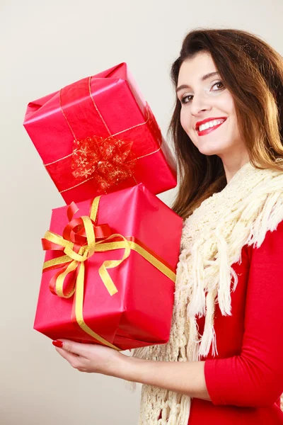 Frau mit rotem Geschenkkarton auf grau. — Stockfoto
