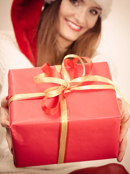 Vrouw met aanwezig — Stockfoto