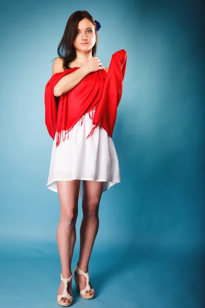 Mulher de verão em vestido branco com xale vermelho. Moda — Fotografia de Stock