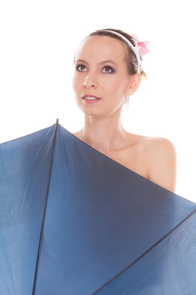 Ziemlich attraktive Braut Frau hält Regenschirm — Stockfoto