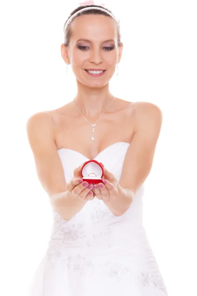Mulher noiva animado mostrando caixa anel de noivado . — Fotografia de Stock