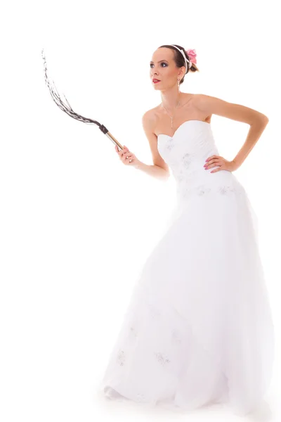 花嫁の白いドレスが黒革むち打ちむちを保持します。 — ストック写真
