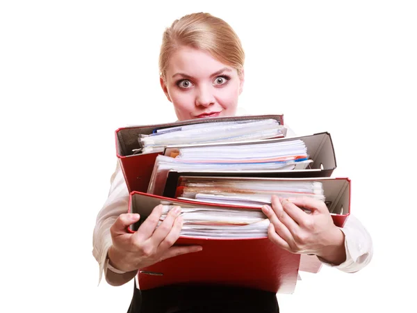 La paperasserie. Femme d'affaires portant une pile de documents — Photo