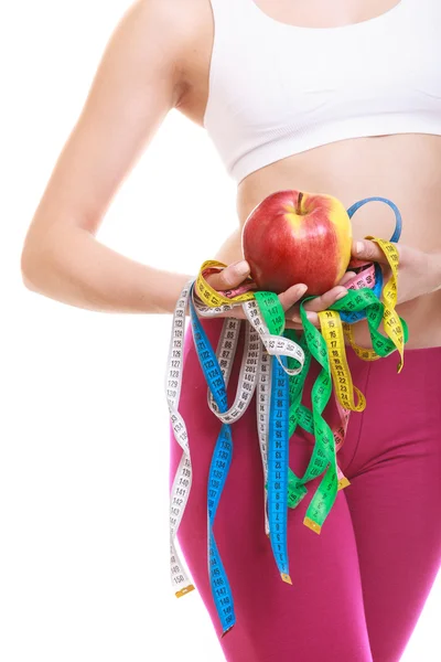 Primer plano de la mujer sosteniendo medidas de manzana y cinta adhesiva . —  Fotos de Stock