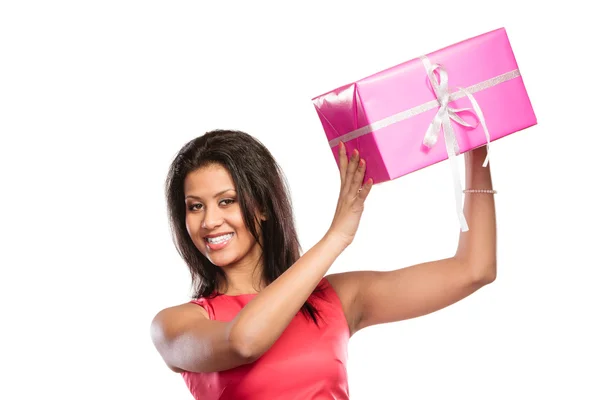 Ganska blandad ras kvinna med box gåva. Christmas — Stockfoto