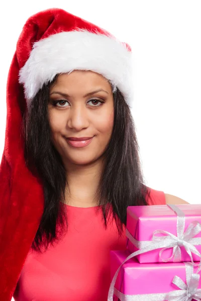 Chica mixta raza santa claus sombrero con cajas de regalo — Foto de Stock