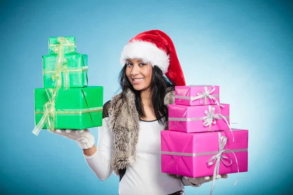 Chica mixta raza santa claus sombrero con cajas de regalo — Foto de Stock