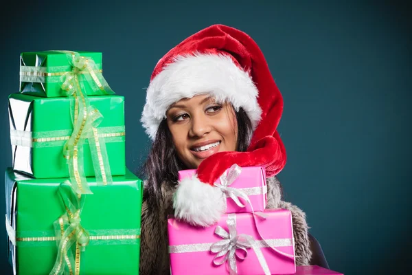 Chica mixta raza santa claus sombrero con cajas de regalo — Foto de Stock