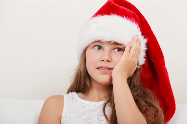 サンタ クロースの帽子の小さな女の子の子供。クリスマス. — ストック写真