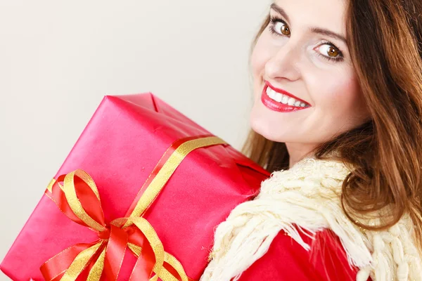 Frau mit rotem Geschenkkarton auf grau. — Stockfoto