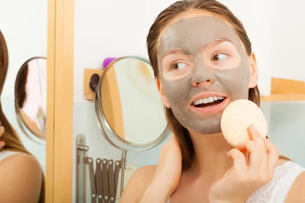 Mulher rosto com máscara facial de lama — Fotografia de Stock