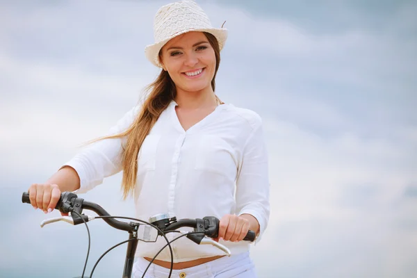 Jovem na bicicleta — Fotografia de Stock