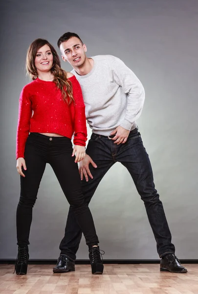 Sorrindo jovem casal retrato em cinza — Fotografia de Stock