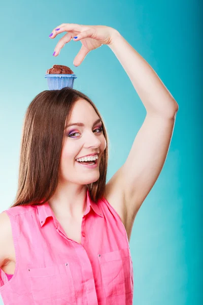 Loca mujer sostiene pastel de chocolate en la cabeza —  Fotos de Stock
