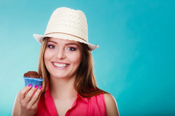 Donna sorridente tiene la torta al cioccolato in mano — Foto Stock