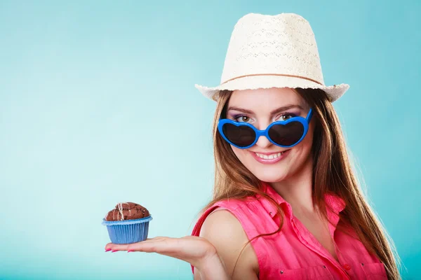 Gülümseyen yaz kadını elinde pastayla — Stok fotoğraf