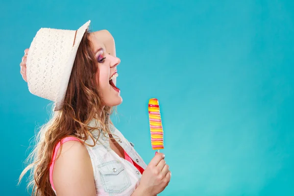 夏の帽子をかぶった女性がアイスクリームを食べ — ストック写真