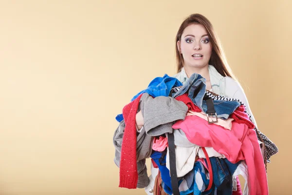 Žena s špinavé prádlo oblečení. — Stock fotografie