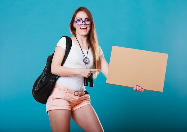 Vrouw liften met blanco teken voor uw tekst. — Stockfoto