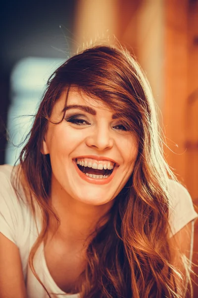 Porträt der glücklichen hübschen jungen Frau. — Stockfoto