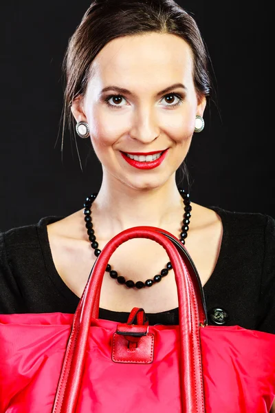 Senhora segurando bolsa vermelha — Fotografia de Stock