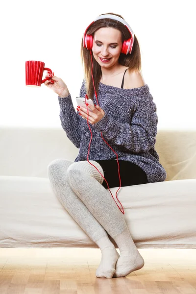 Frau hört Musik — Stockfoto