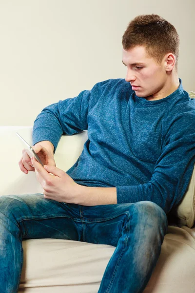 Homme avec tablette numérique assis — Photo