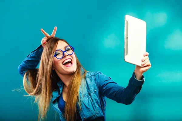 Girl using tablet taking picture of herself blue color — Stock Photo, Image