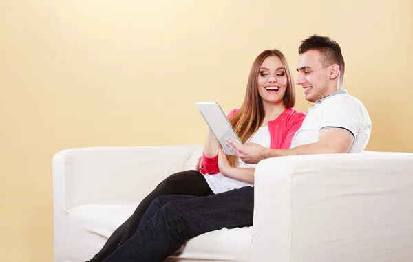 Young couple with  tablet sitting — Stock Photo, Image