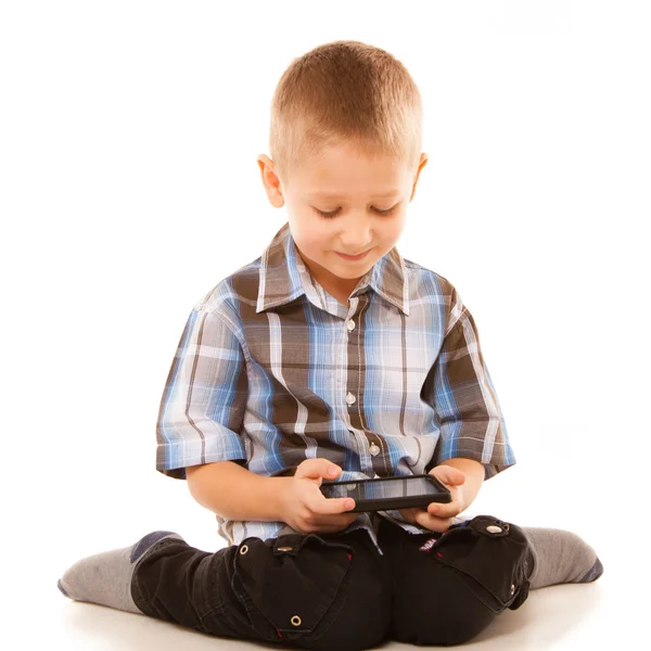 Kleiner Junge spielt Spiele auf dem Smartphone — Stockfoto