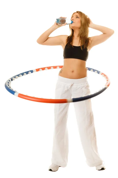 A feladatot a hula hoop sportos fit lány. — Stock Fotó