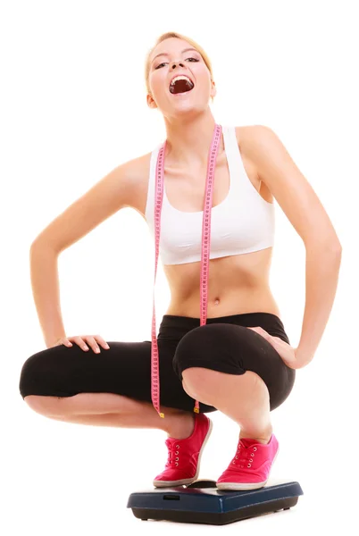 Mulher feliz na balança. Estilo de vida saudável. — Fotografia de Stock