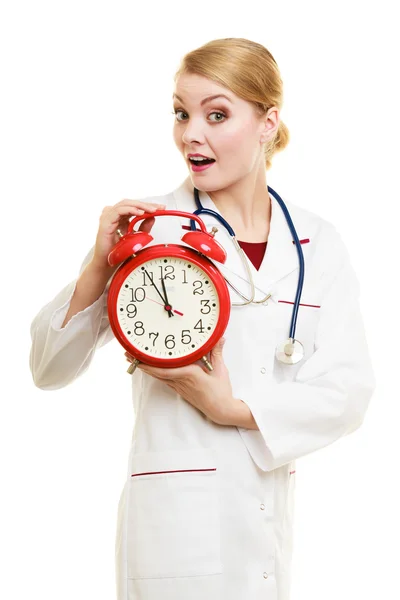 Kvinna läkare med klocka isolerad på vit — Stockfoto
