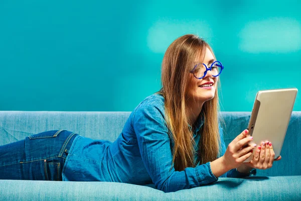 Frau mit Tablet entspannt auf Couch blaue Farbe — Stockfoto