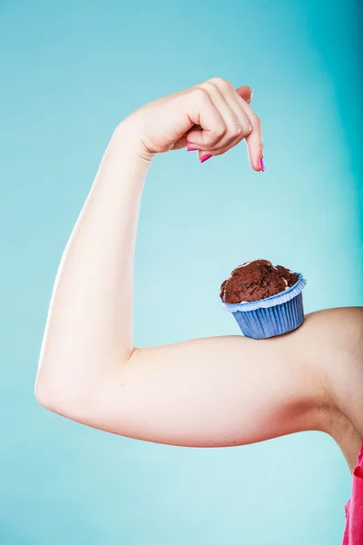 Vrouw bedrijf taart — Stockfoto