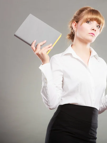 Mujer pensativa sosteniendo el libro — Foto de Stock