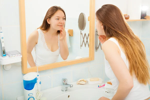 Femme regardant dans le miroir — Photo