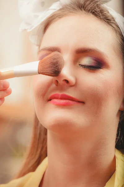 Konstnären tillämpa makeup med pensel — Stockfoto