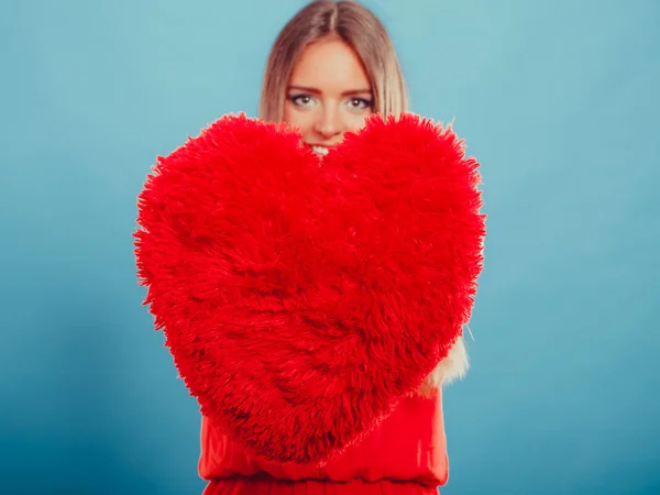 Mujer con almohada en forma de corazón rojo — Foto de Stock