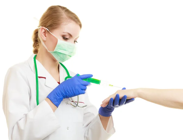 Médico femenino con jeringa inyectable al paciente . — Foto de Stock